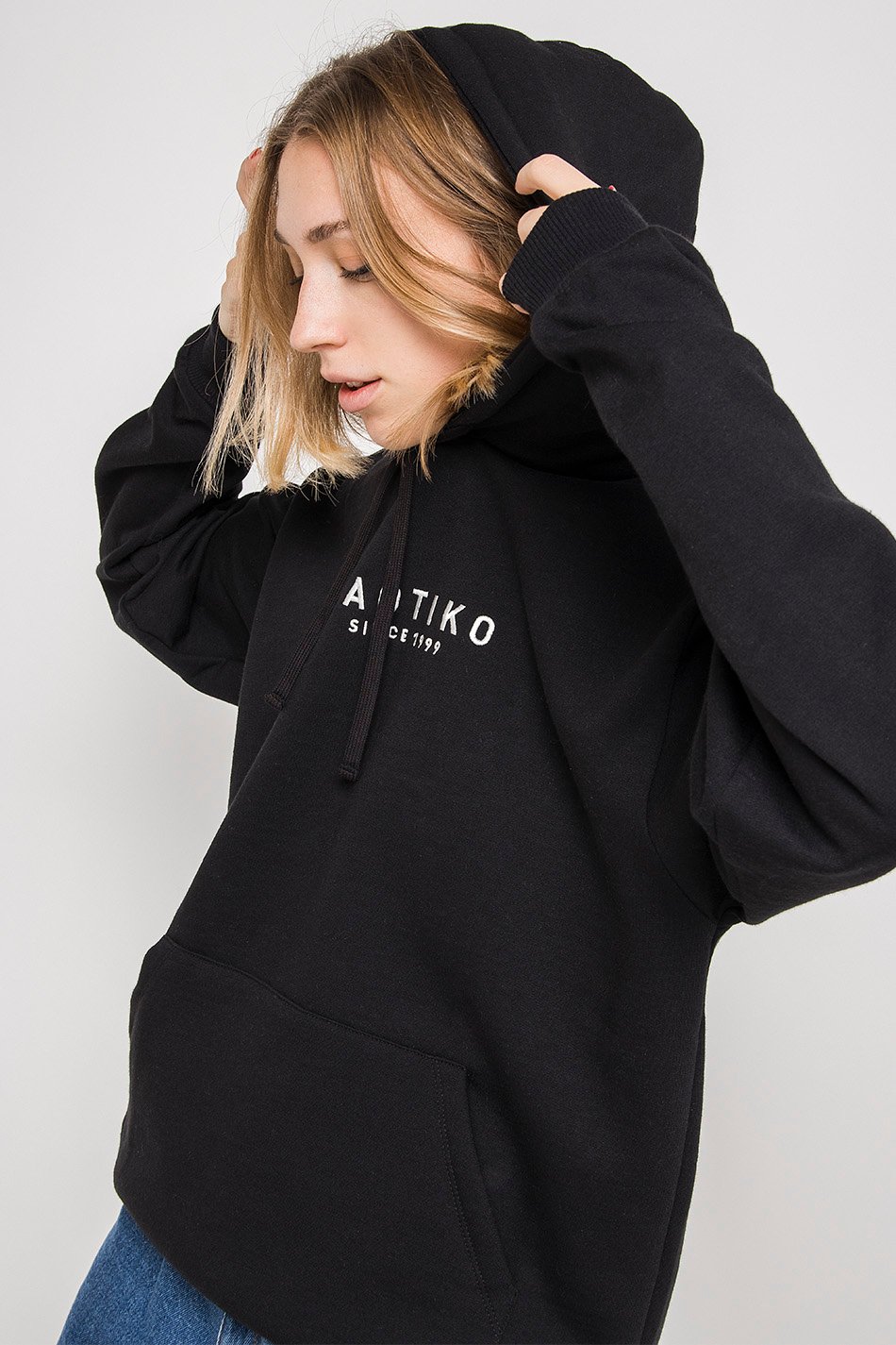 Sweat-shirt noir à capuche