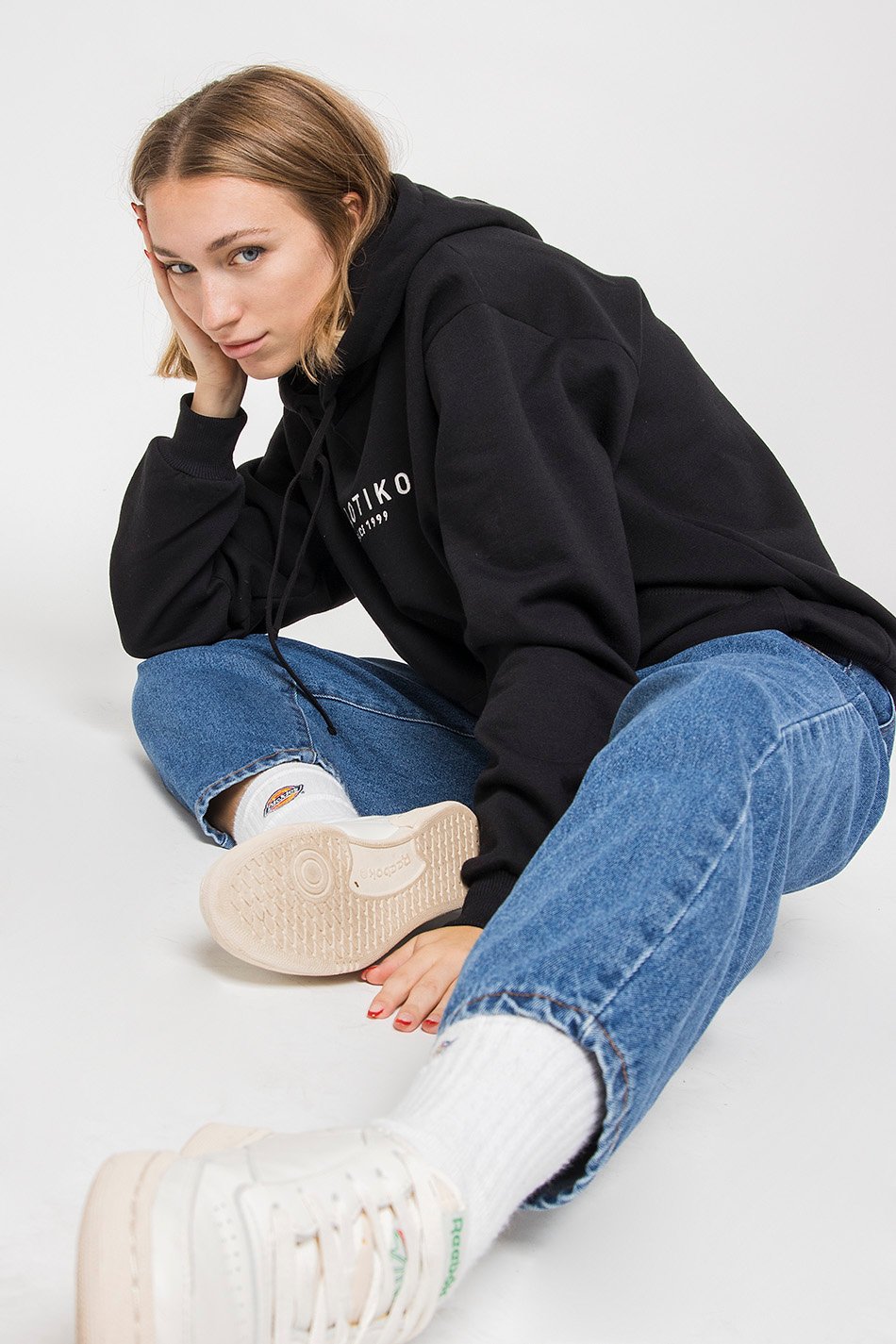 Sweat-shirt noir à capuche