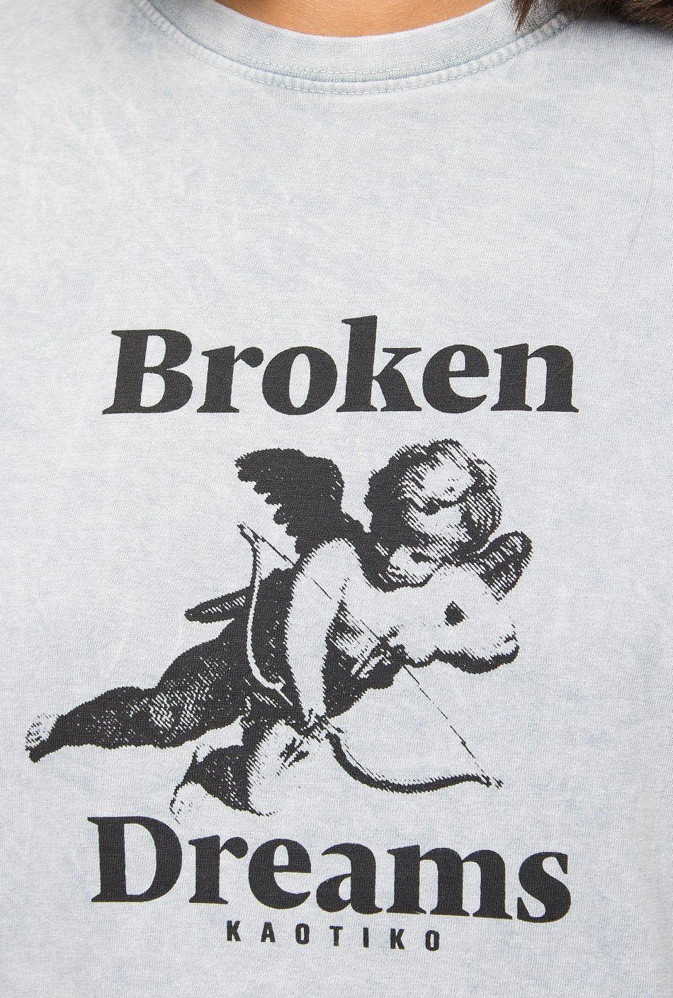 Broken Dreams Schnurbatik T-Shirt in Grau