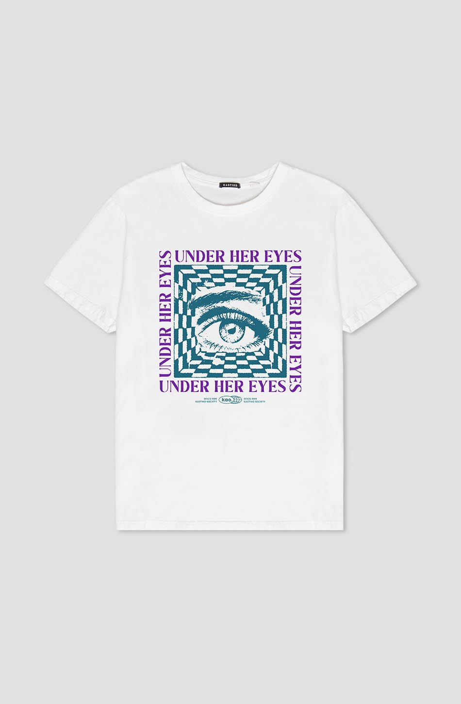 Unter ihren Augen gewaschenes weißes T-Shirt
