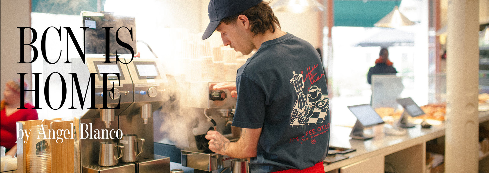  Ángel Blanco preparando café de especialidad con camiseta Kaotiko (insertar modelo) en Origo Barcelona